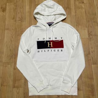 トミーヒルフィガー(TOMMY HILFIGER)の【迅速発送】TOMMY HILFIGER 白パーカー Sサイズ着用回数少(パーカー)