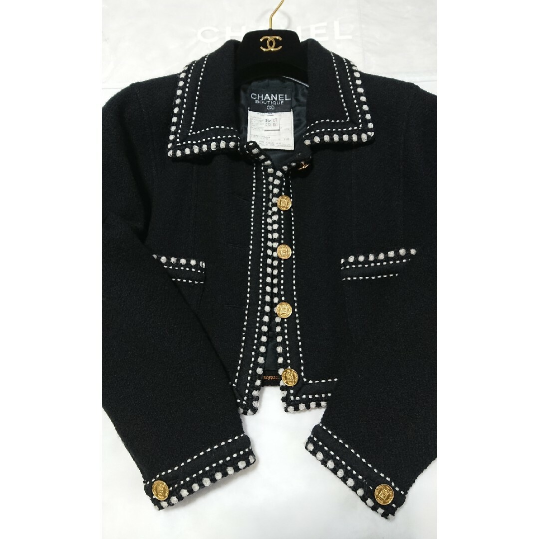 CHANEL - シャネル クロップド ジャケット❤️ロゴボタン CHANEL - シャネル クロップド ジャケット❤️ロゴボタン