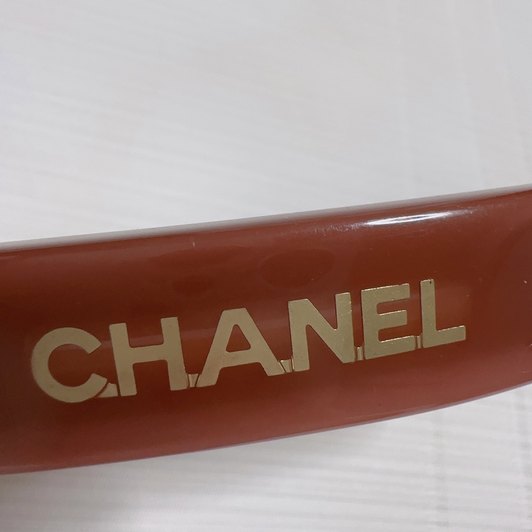 CHANEL(シャネル)のCHANEL シャネル　ロゴ入り　髪留め　バレッタ　ヘアクリップ　美品 レディースのヘアアクセサリー(バレッタ/ヘアクリップ)の商品写真