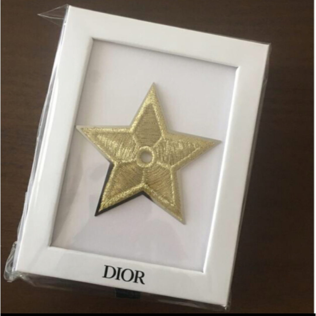 Dior(ディオール)のディオール　Dior  ピンブローチ　ノベルティ　ピンバッジ　ノベルティ　星 レディースのアクセサリー(ブローチ/コサージュ)の商品写真