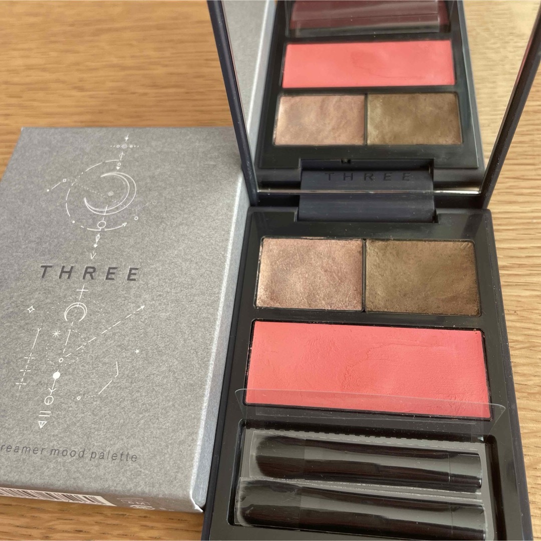 THREE(スリー)のTHREE スリー☆アイシャドウ＋チーク☆メイクパレット☆新品ブラシ付き コスメ/美容のキット/セット(コフレ/メイクアップセット)の商品写真