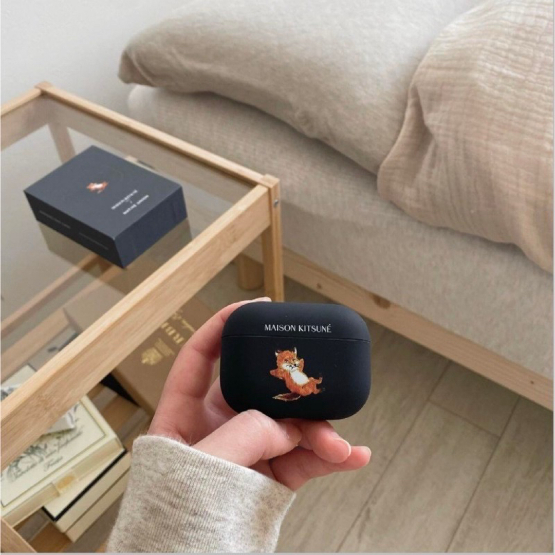 MAISON KITSUNE'(メゾンキツネ)のメゾンキツネ Chillax Fox AirPods Pro ケース スマホ/家電/カメラのスマホアクセサリー(モバイルケース/カバー)の商品写真