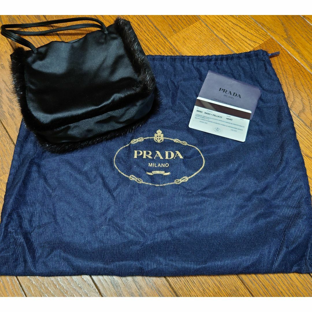 PRADA(プラダ)の希少　新品　プラダ　バッグ　シルクサテン　ミンク　パーティーバッグ　ブラック レディースのバッグ(トートバッグ)の商品写真