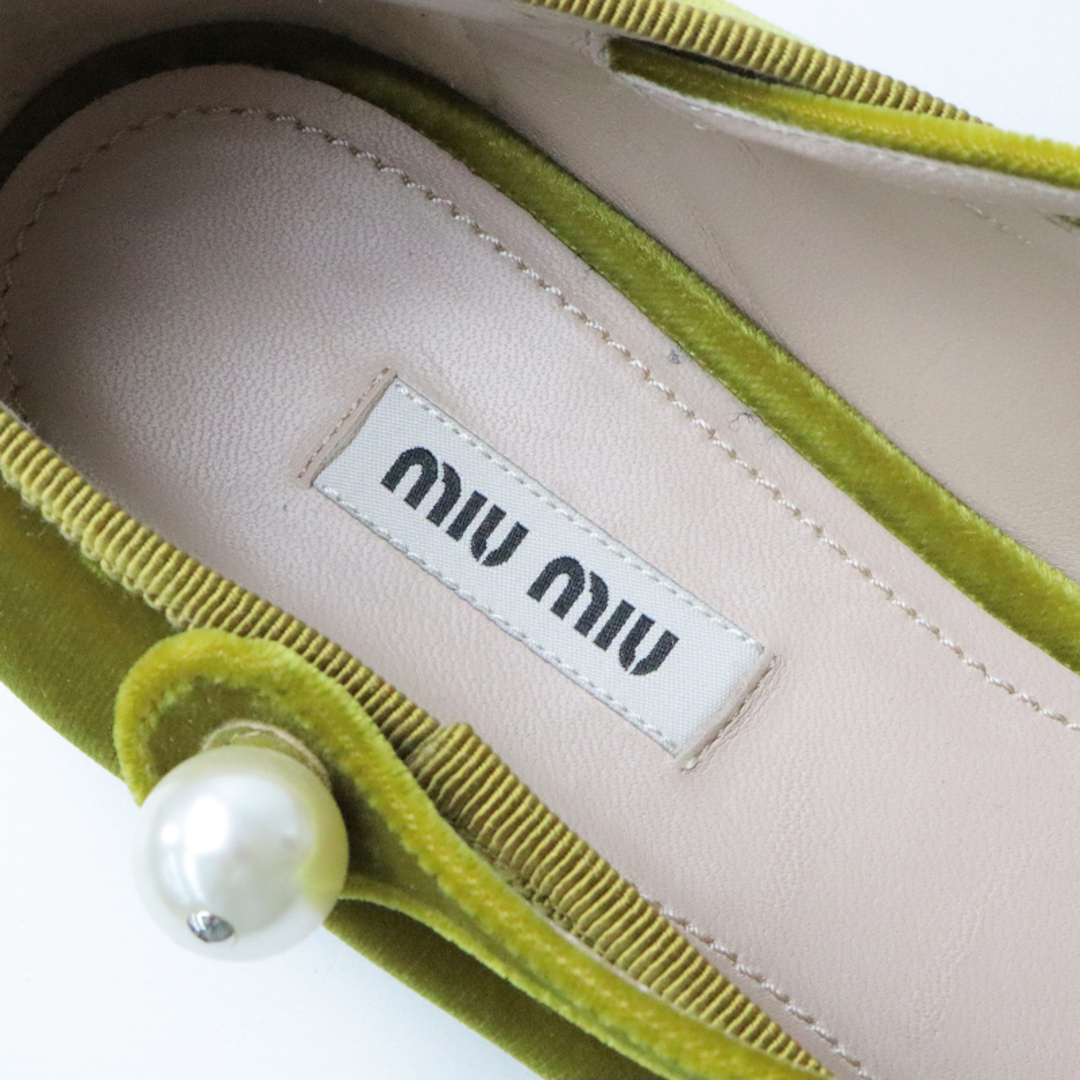 miumiu(ミュウミュウ)のミュウミュウ miumiu パール クロスストラップ ベロアフラットシューズ 38.5/カーキベージュ パンプス【2400013643252】 レディースの靴/シューズ(その他)の商品写真