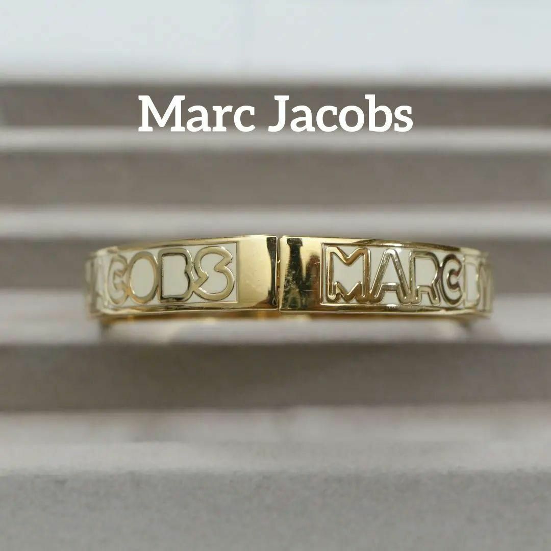 MARC JACOBS(マークジェイコブス)の【匿名配送】マーク ジェイコブス バングル ブレスレット ロゴ 白 2 レディースのアクセサリー(ブレスレット/バングル)の商品写真