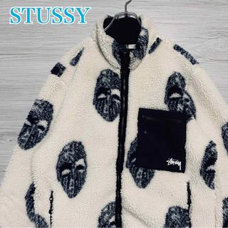 ステューシー(STUSSY)の【人気デザイン】ステューシー　ボアフリースジャケット　Lサイズ　マスク総柄(ブルゾン)