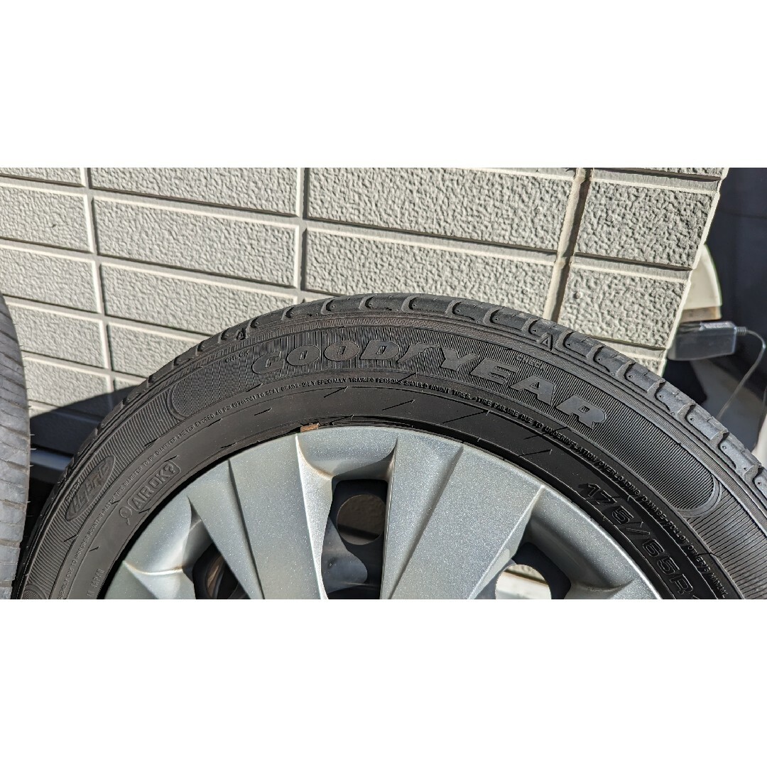 カローラフィールダー純正タイヤ 175/65r15 自動車/バイクの自動車(タイヤ・ホイールセット)の商品写真