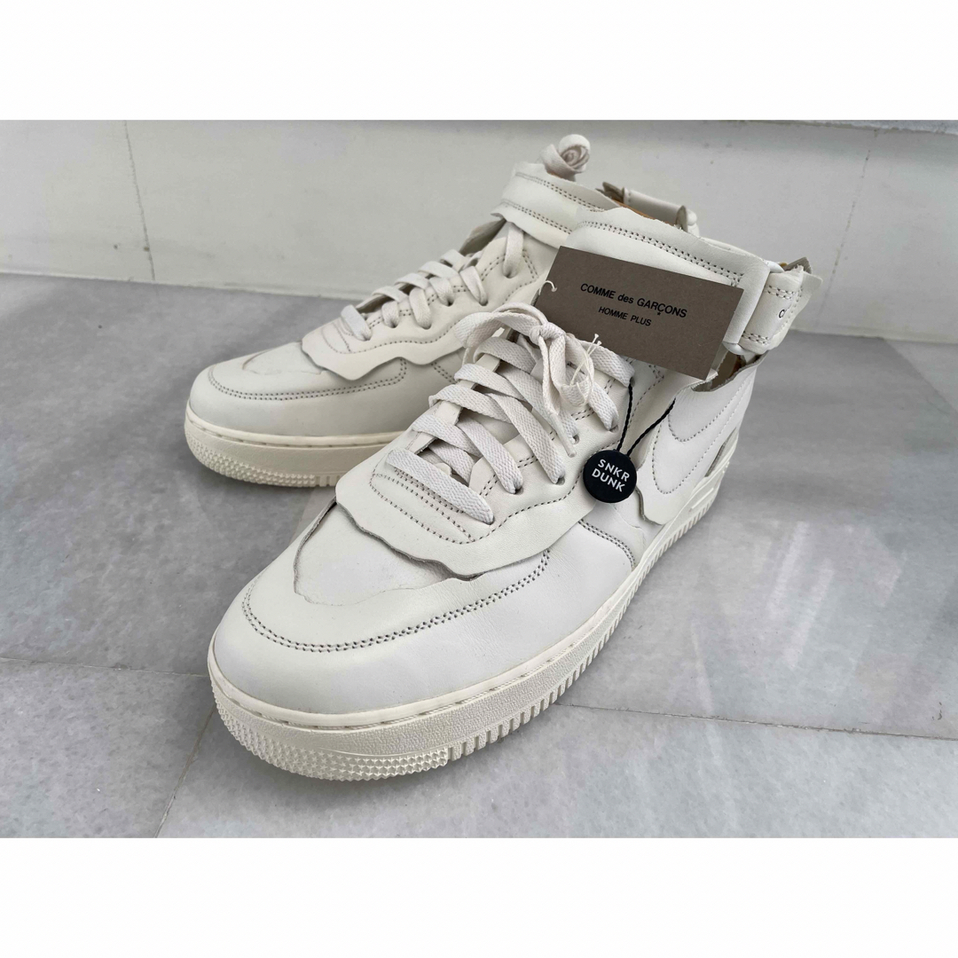 NIKE(ナイキ)の新品 ギャルソンプリュス×NIKE AF1 mid 28cmロゴ ホワイト メンズの靴/シューズ(スニーカー)の商品写真