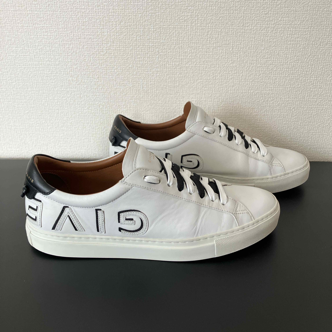 GIVENCHY(ジバンシィ)のジバンシィ　ホワイト×ブラック　スニーカー　美品 メンズの靴/シューズ(スニーカー)の商品写真