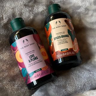 ザボディショップ(THE BODY SHOP)のボディショップ　シャワージェル　PLM  &  スパイスオレンジ２点セット(ボディソープ/石鹸)