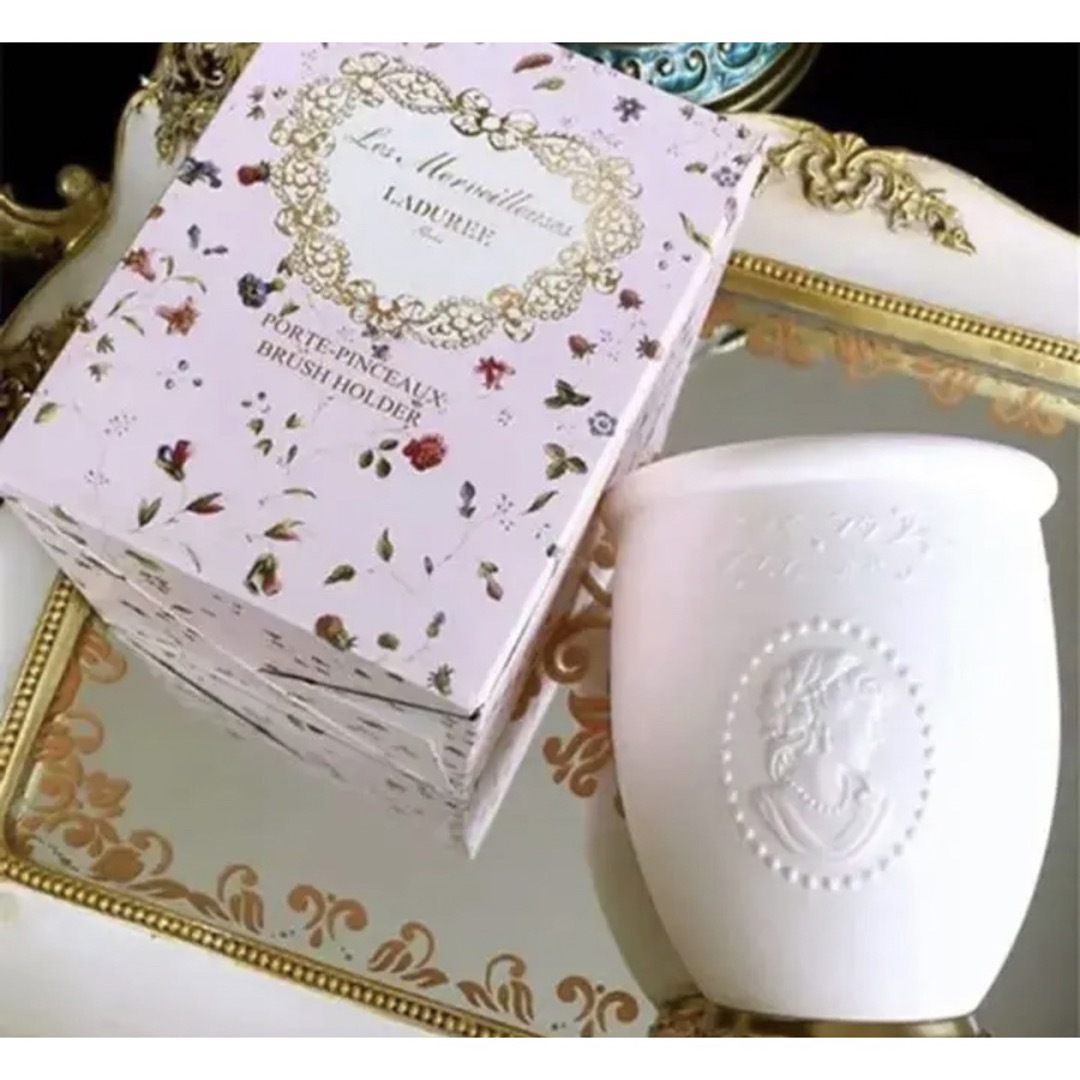 Les Merveilleuses LADUREE(レメルヴェイユーズラデュレ)のラデュレ ブラッシュホルダー ホワイト コスメ/美容のメイク道具/ケアグッズ(チーク/フェイスブラシ)の商品写真