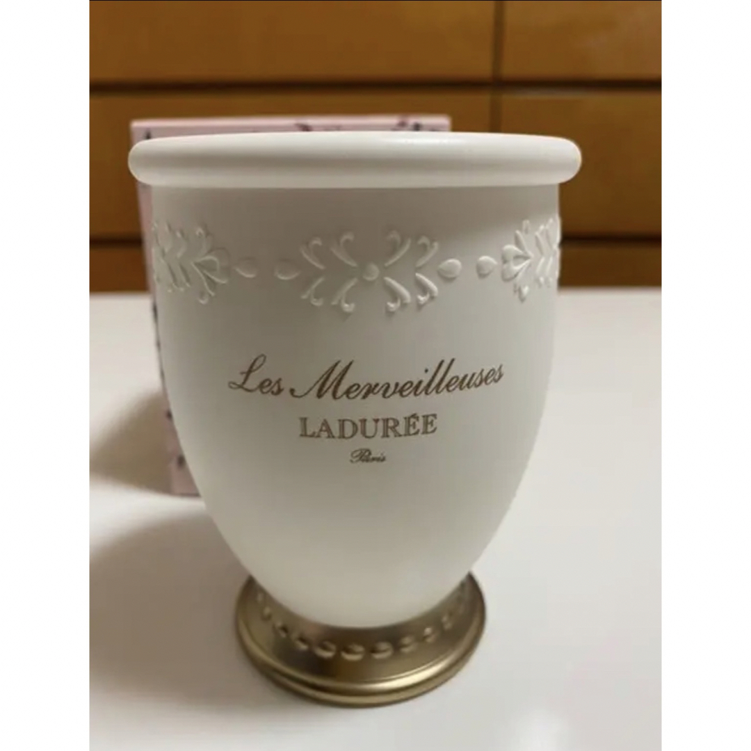 Les Merveilleuses LADUREE(レメルヴェイユーズラデュレ)のラデュレ ブラッシュホルダー ホワイト コスメ/美容のメイク道具/ケアグッズ(チーク/フェイスブラシ)の商品写真