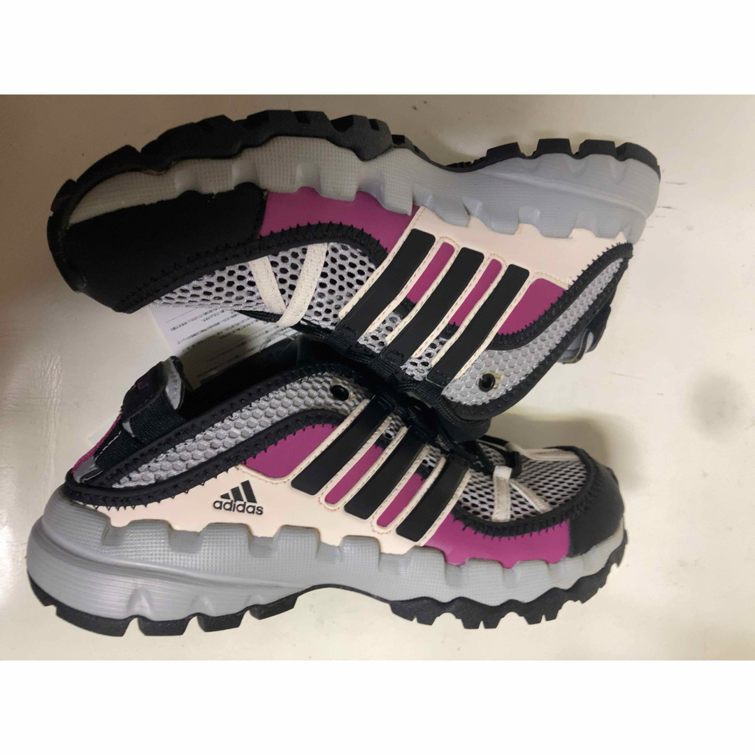 adidas(アディダス)のadidas HYDROTERRA K 21.5cm キッズ/ベビー/マタニティのキッズ靴/シューズ(15cm~)(スニーカー)の商品写真