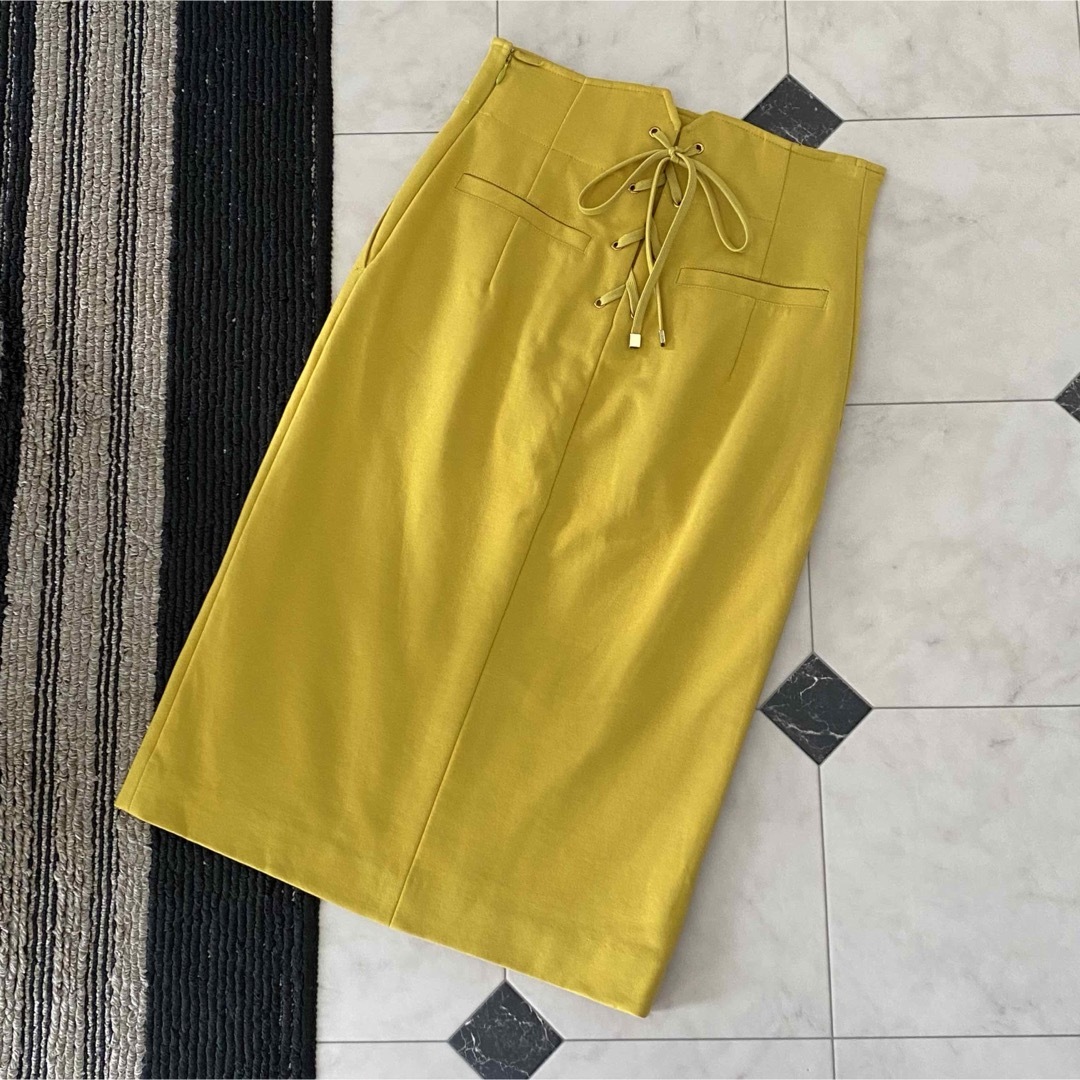 Pinky&Dianne(ピンキーアンドダイアン)の美品 ピンキーアンドダイアン レースアップバックシャンハイウエストスカート 黄色 レディースのスカート(ひざ丈スカート)の商品写真