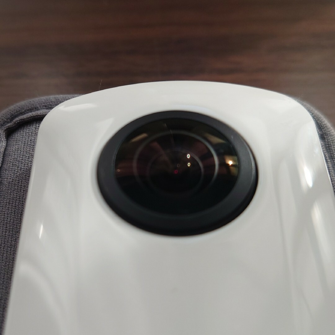 RICOH(リコー)のRICOH THETA SC2 ホワイト 360度全天球カメラ 360° スマホ/家電/カメラのカメラ(コンパクトデジタルカメラ)の商品写真