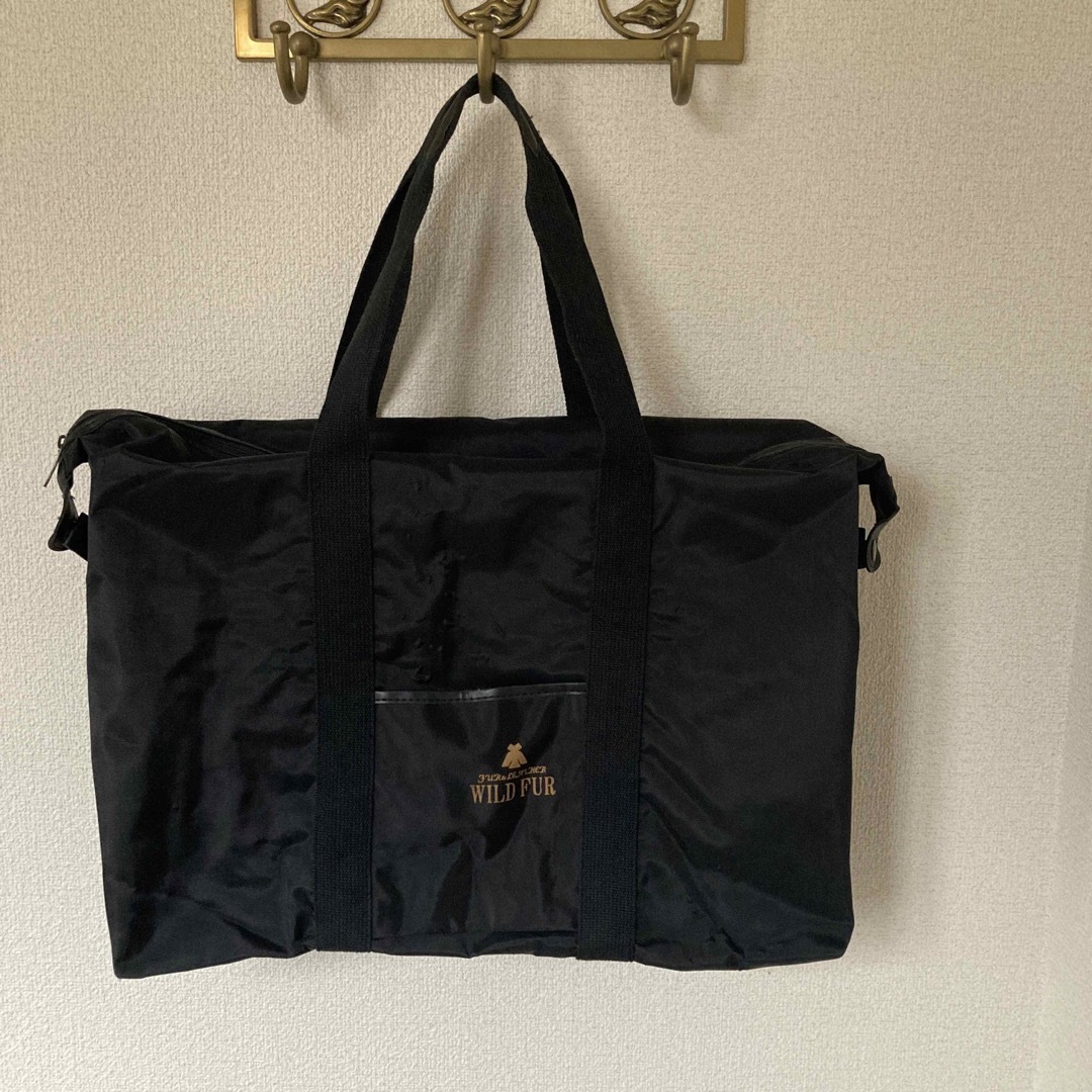 WILD FUR ブラック　ナイロン　トラベル　バッグ レディースのバッグ(ボストンバッグ)の商品写真