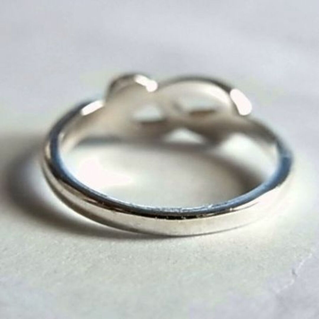未使用品シルバーカラー リング指輪8号 結びデザイン レディースのアクセサリー(リング(指輪))の商品写真