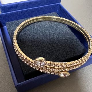 スワロフスキー(SWAROVSKI)の★スワロフスキー　GOLDバングル(ブレスレット/バングル)