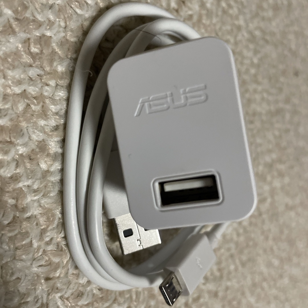 ASUS(エイスース)の再々値下げお願いします！スマホ充電器　未使用 スマホ/家電/カメラのスマートフォン/携帯電話(バッテリー/充電器)の商品写真