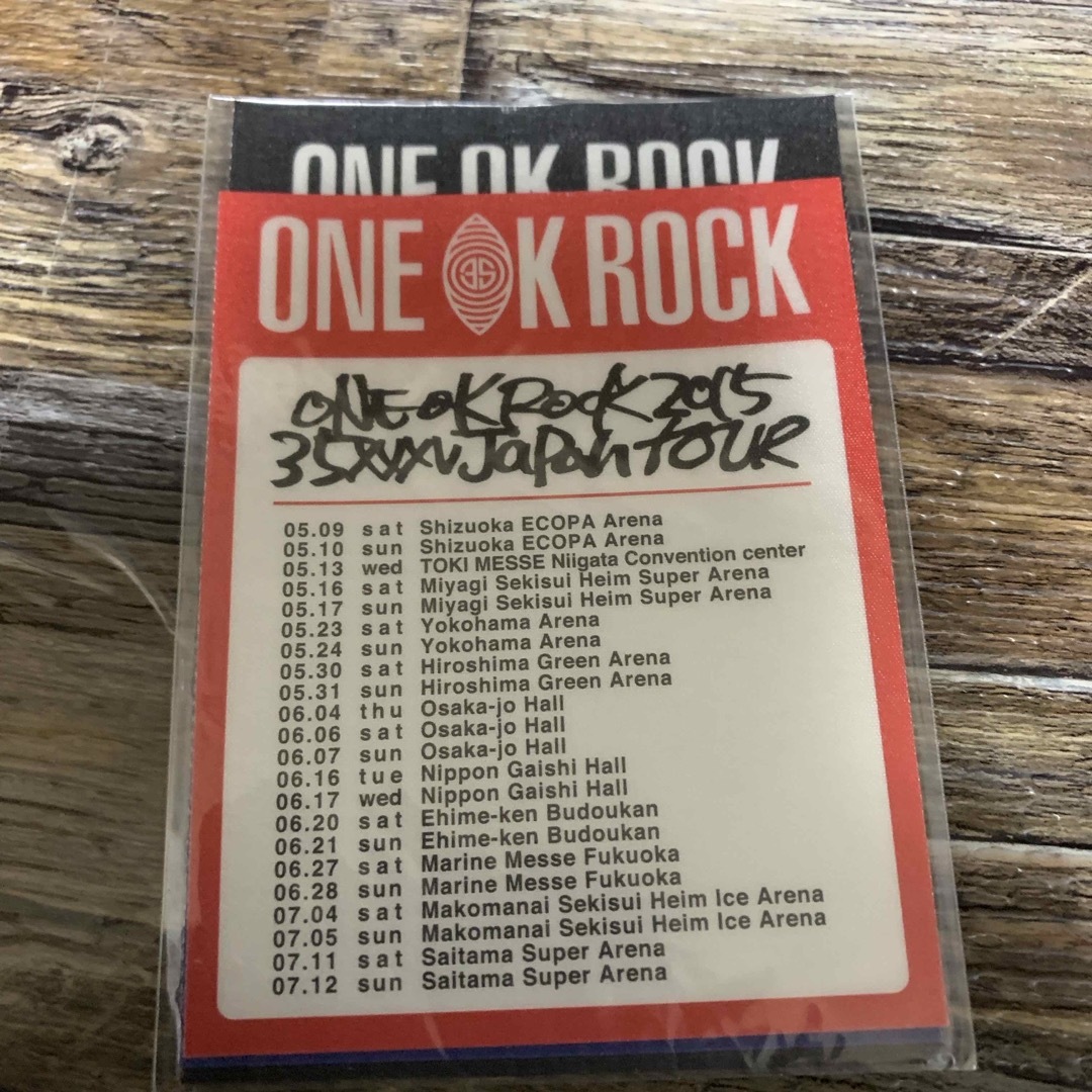 ONE OK ROCK(ワンオクロック)のONE OK ROCK 35xxxvステッカー&タペストリー エンタメ/ホビーのタレントグッズ(ミュージシャン)の商品写真