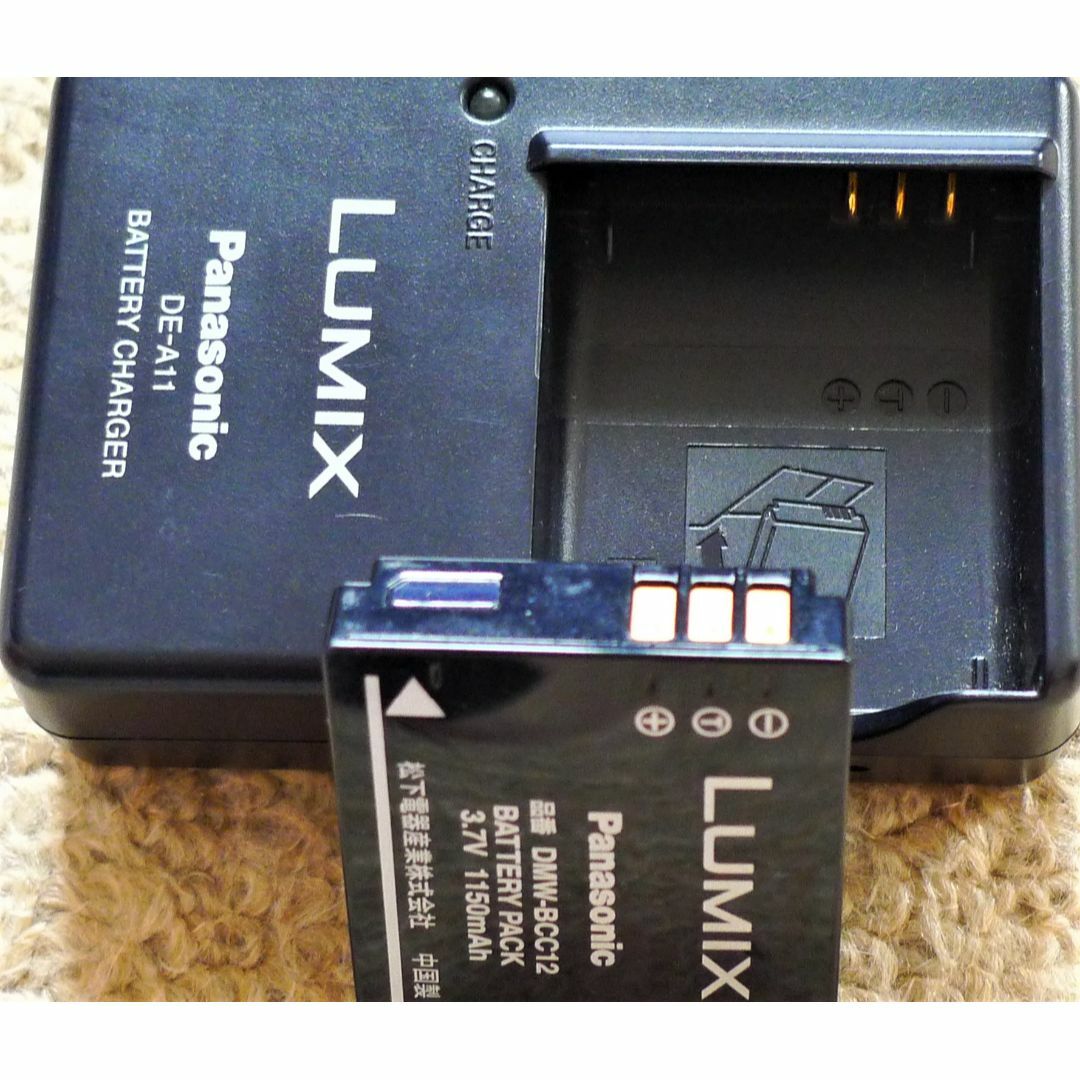 Panasonic(パナソニック)のLumix バッテリーパックと充電器 DMW-BCC12 DE-A11 スマホ/家電/カメラのカメラ(コンパクトデジタルカメラ)の商品写真