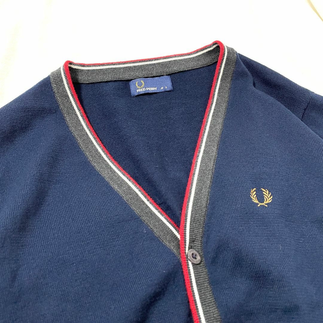 FRED PERRY(フレッドペリー)の美品【FRED PERRY】定番月桂樹ロゴ刺繍 カーディガン ネイビー メンズＳ メンズのトップス(カーディガン)の商品写真