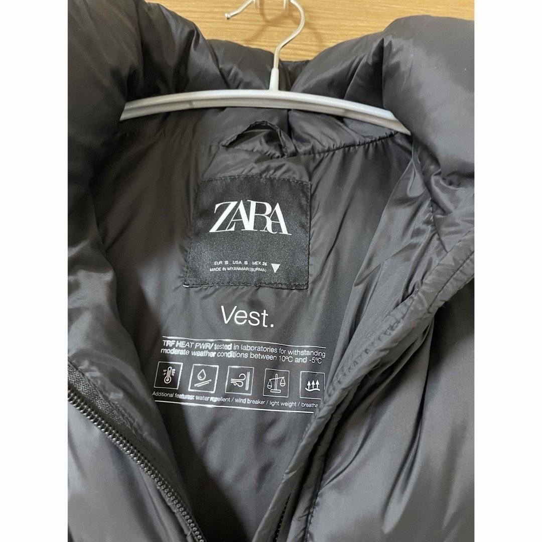 ZARA(ザラ)のZARA フードパフベスト レディースのジャケット/アウター(ダウンベスト)の商品写真