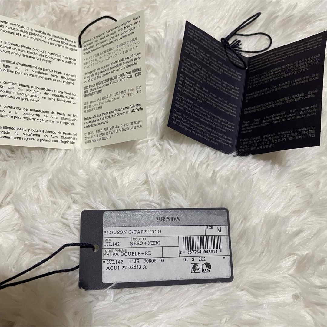 PRADA(プラダ)のPRADA RE-NYLON  完売品　三角ロゴ　フードジャケット　ブラック　M メンズのジャケット/アウター(ナイロンジャケット)の商品写真