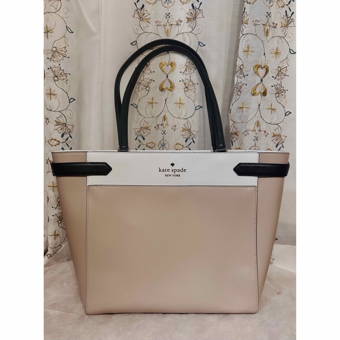 kate spade new york(ケイトスペードニューヨーク)の期間限定セール！kate spade new york ベージュ　トートバッグ レディースのバッグ(トートバッグ)の商品写真