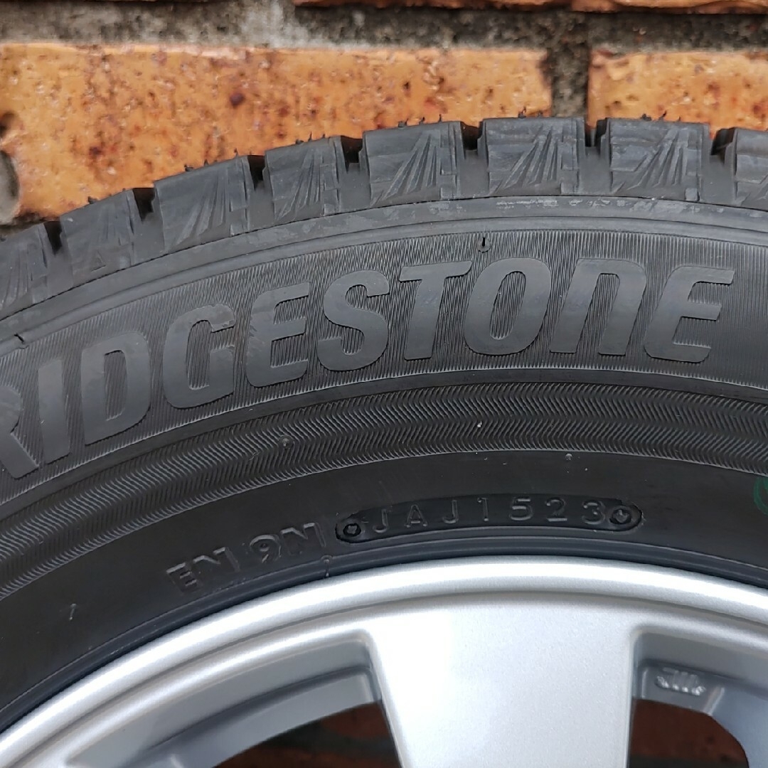 BRIDGESTONE(ブリヂストン)の195/65R15VRX3 タイヤ スタッドレス セレナ C27 自動車/バイクの自動車(タイヤ・ホイールセット)の商品写真