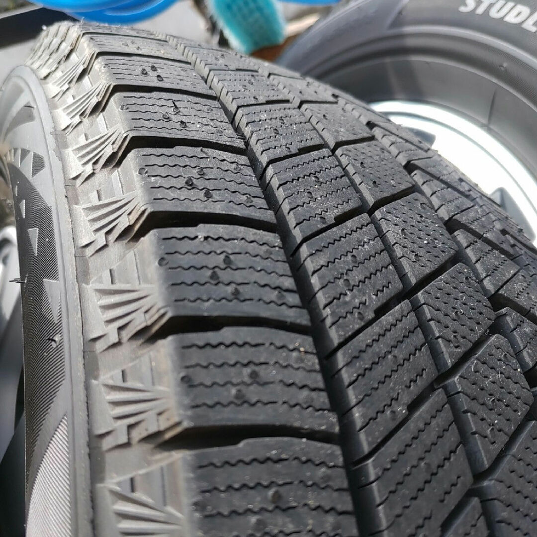 BRIDGESTONE(ブリヂストン)の195/65R15VRX3 タイヤ スタッドレス セレナ C27 自動車/バイクの自動車(タイヤ・ホイールセット)の商品写真