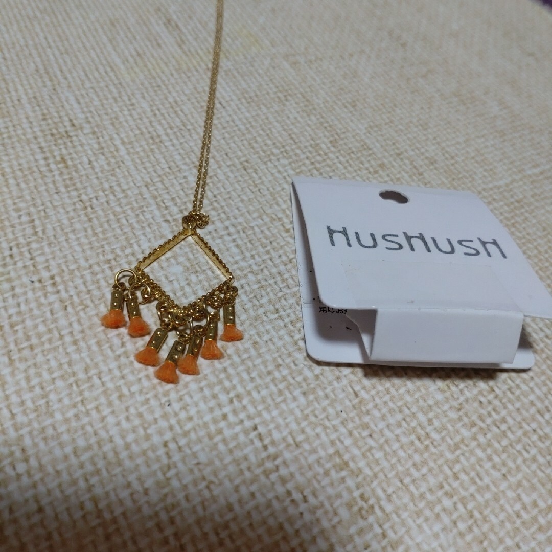 HusHush(ハッシュアッシュ)のHUSHUSH　オレンジフリンジモチーフネックレス レディースのアクセサリー(ネックレス)の商品写真