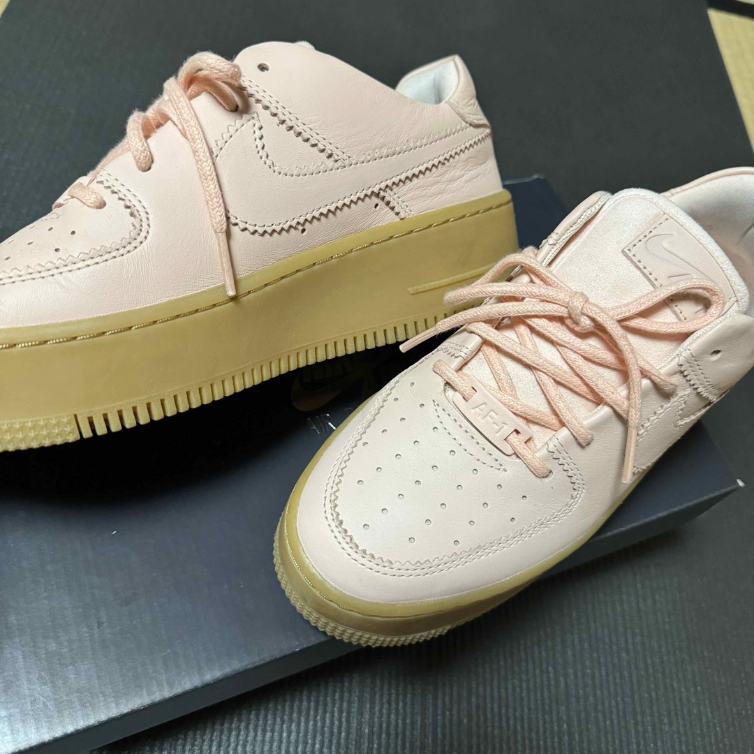 NIKE(ナイキ)のAF1 SAGE LOW LX/エアフォース1セージローLXAR5409-600 レディースの靴/シューズ(スニーカー)の商品写真