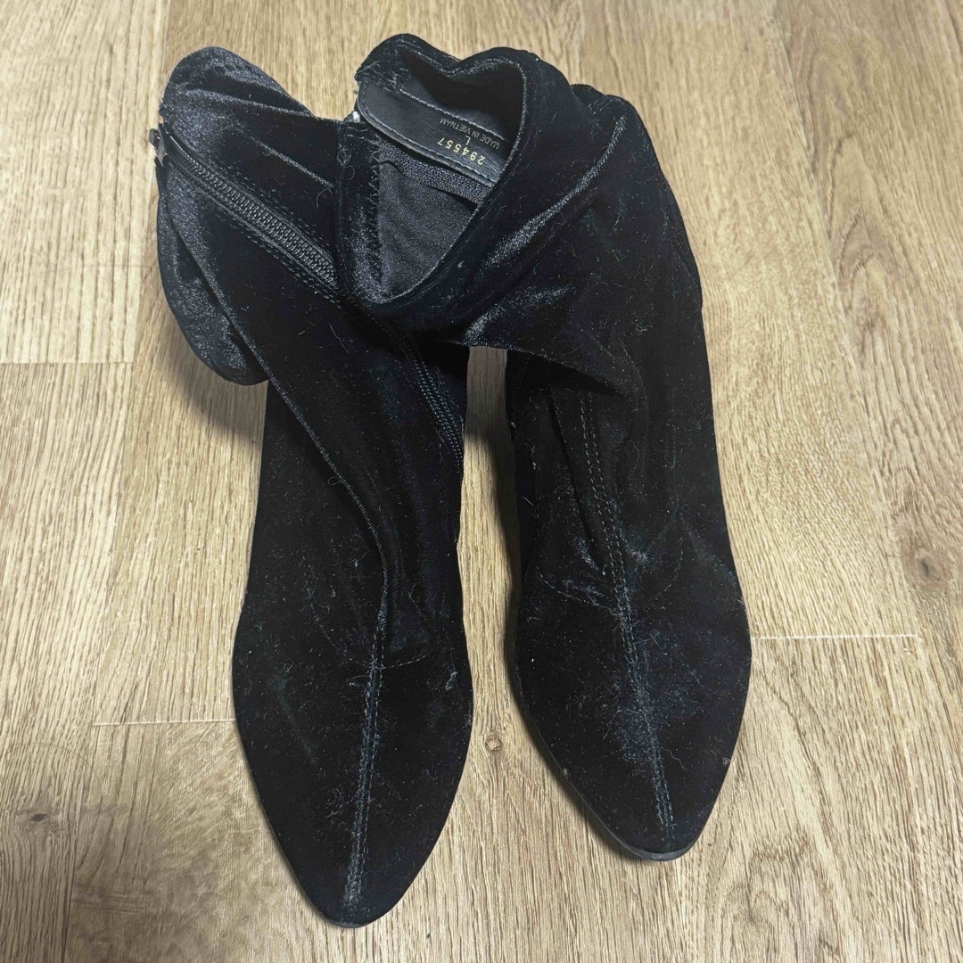 GU(ジーユー)のベロアストレッチブーツ　ブラック　ジーユー　ショートブーツ　ムートン　厚底ブーツ レディースの靴/シューズ(ブーツ)の商品写真