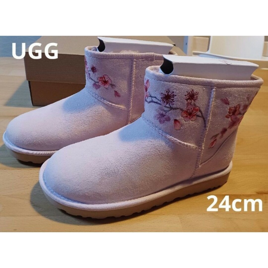 UGG(アグ)のUGG ブーツ W CLASSIC MINI BLOSSOM 桜 刺繍 ピンク レディースの靴/シューズ(ブーツ)の商品写真