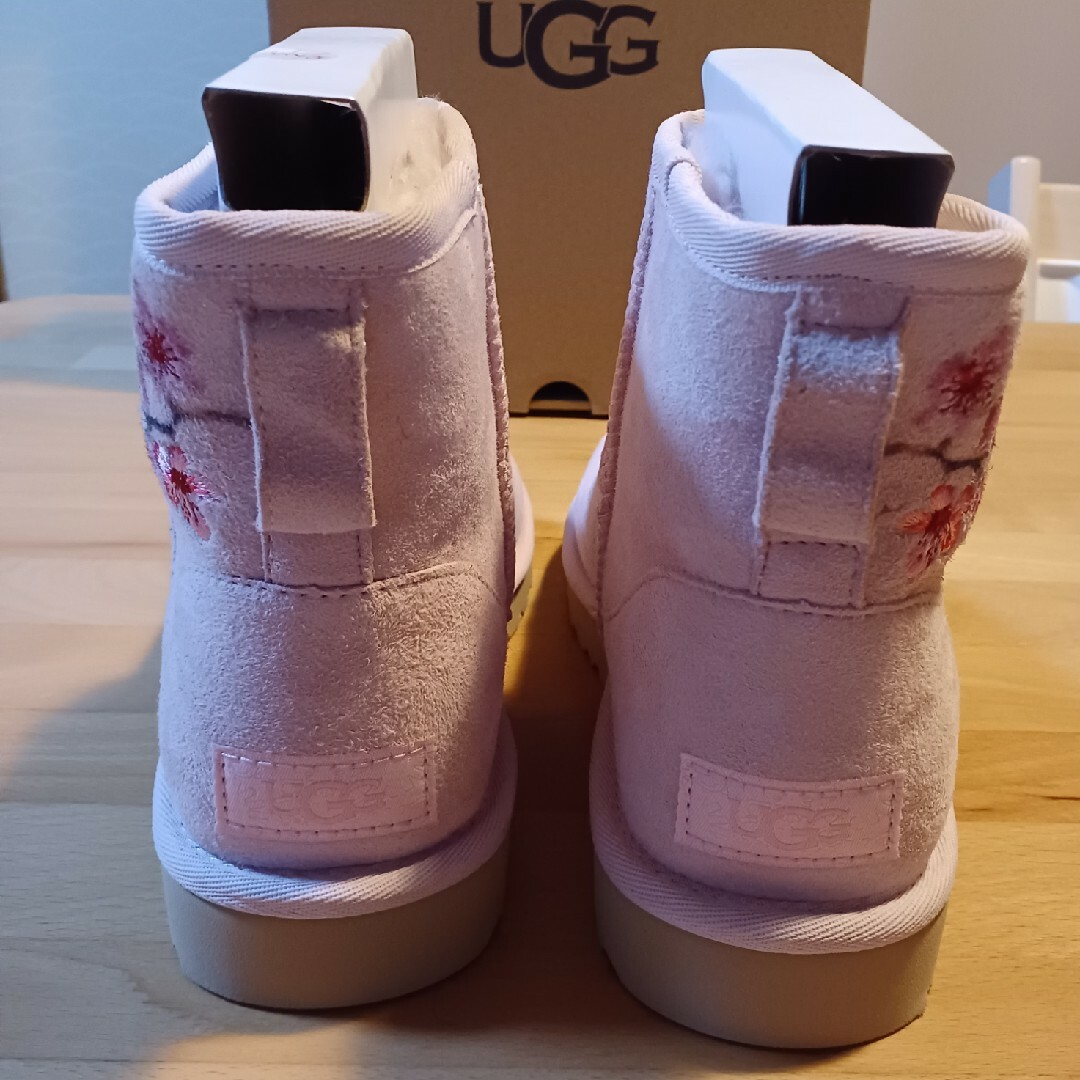 UGG(アグ)のUGG ブーツ W CLASSIC MINI BLOSSOM 桜 刺繍 ピンク レディースの靴/シューズ(ブーツ)の商品写真