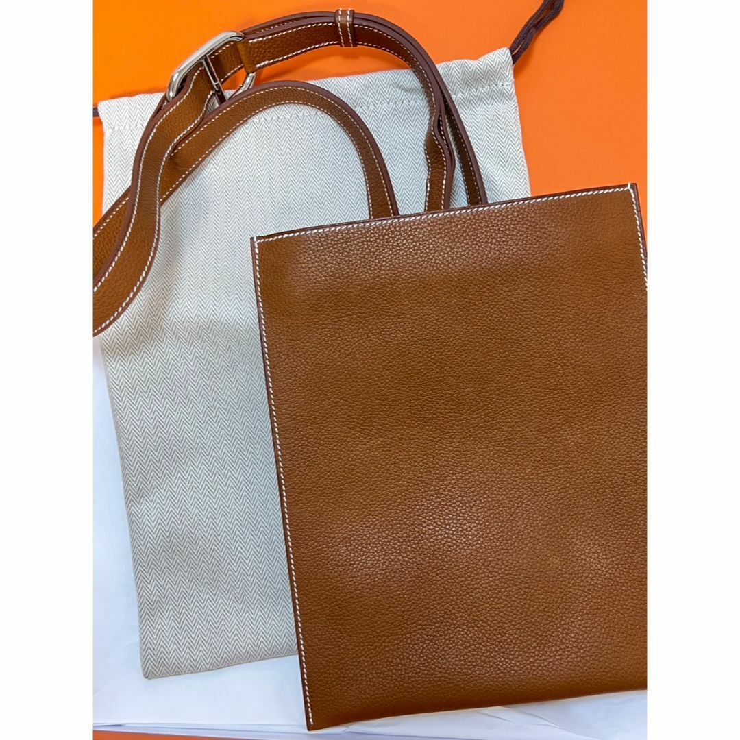 Hermes(エルメス)のHERMES Pochenplus ショルダー付きウォレット B刻印 ゴールド色 レディースのバッグ(ボディバッグ/ウエストポーチ)の商品写真