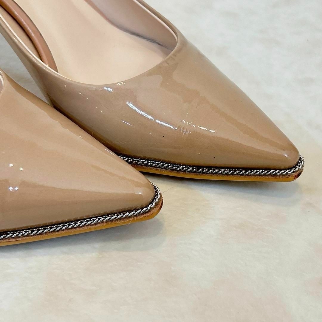 DIANA(ダイアナ)のダイアナ　エナメル　パンプス　銀チェーン　ベージュ　ポインデッドトゥ レディースの靴/シューズ(ハイヒール/パンプス)の商品写真