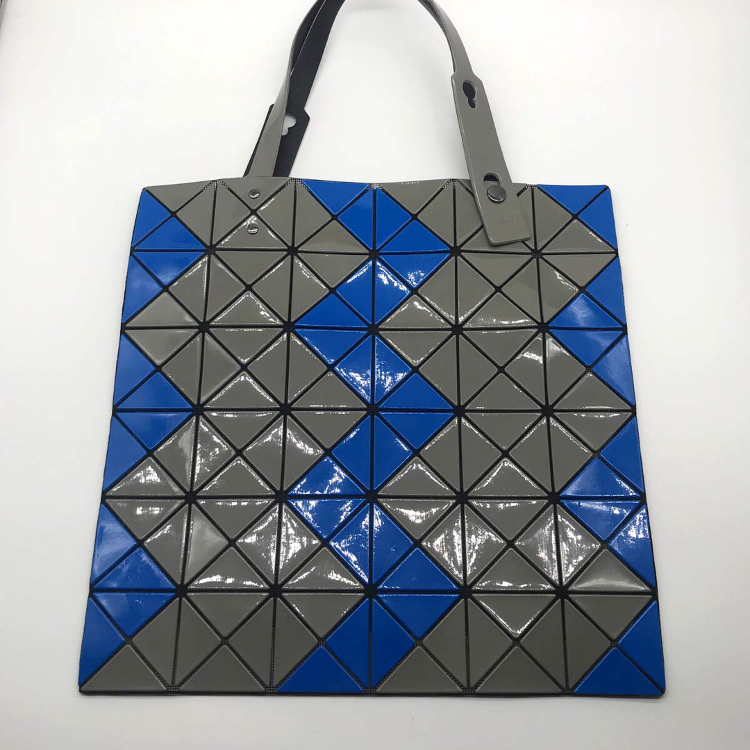 ISSEY MIYAKE(イッセイミヤケ)のバオバオイッセイミヤケ　新品　トートバッグ  6✖️6  灰✖️青 レディースのバッグ(トートバッグ)の商品写真