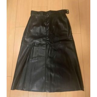 ザラ(ZARA)のフェイクレザースカート　ZARA(ひざ丈スカート)