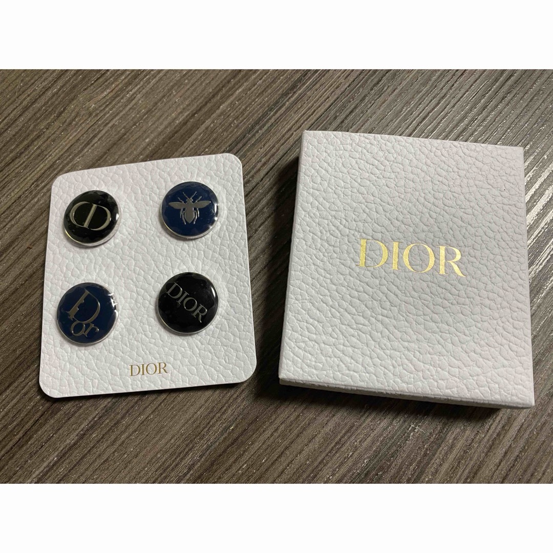 Christian Dior(クリスチャンディオール)のDior ノベルティ　バッジ エンタメ/ホビーのアニメグッズ(バッジ/ピンバッジ)の商品写真