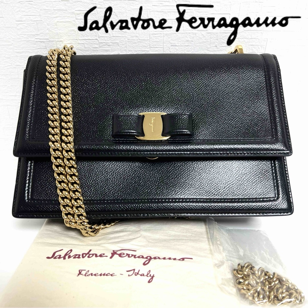 レディースSalvatore Ferragamo Ginny Vara レザーバッグ