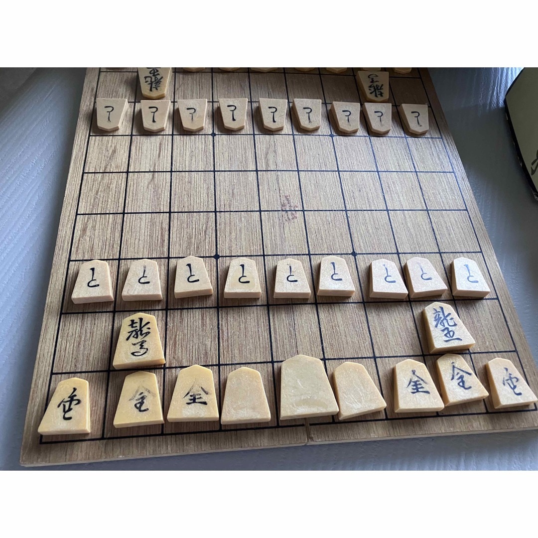 【昭和レトロ】 折りたたみ式 将棋盤＋ 将棋駒セット ボードゲーム エンタメ/ホビーのテーブルゲーム/ホビー(囲碁/将棋)の商品写真