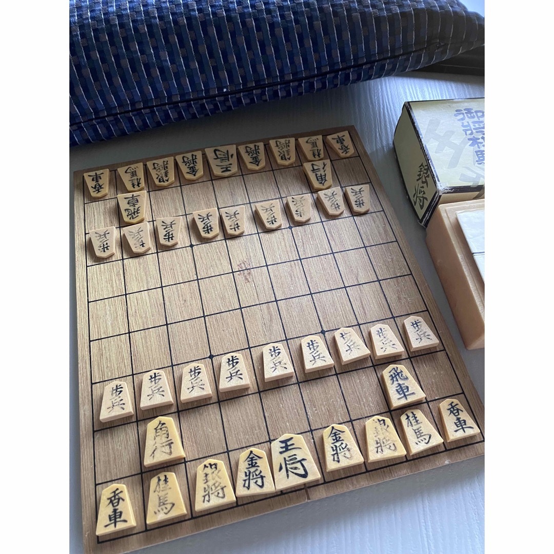 【昭和レトロ】 折りたたみ式 将棋盤＋ 将棋駒セット ボードゲーム エンタメ/ホビーのテーブルゲーム/ホビー(囲碁/将棋)の商品写真