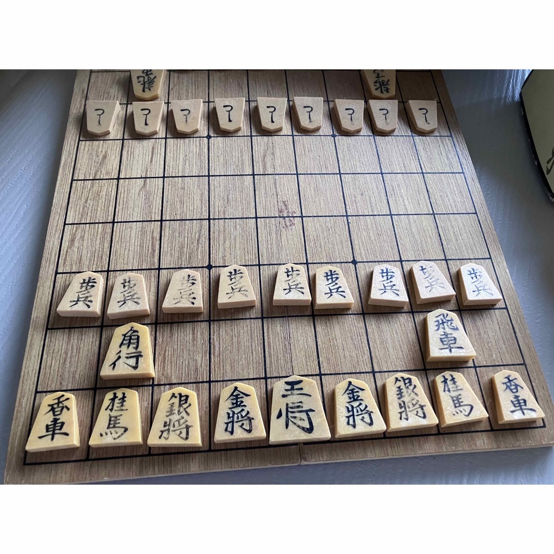 【昭和レトロ】 折りたたみ式 将棋盤＋ 将棋駒セット ボードゲーム エンタメ/ホビーのテーブルゲーム/ホビー(囲碁/将棋)の商品写真