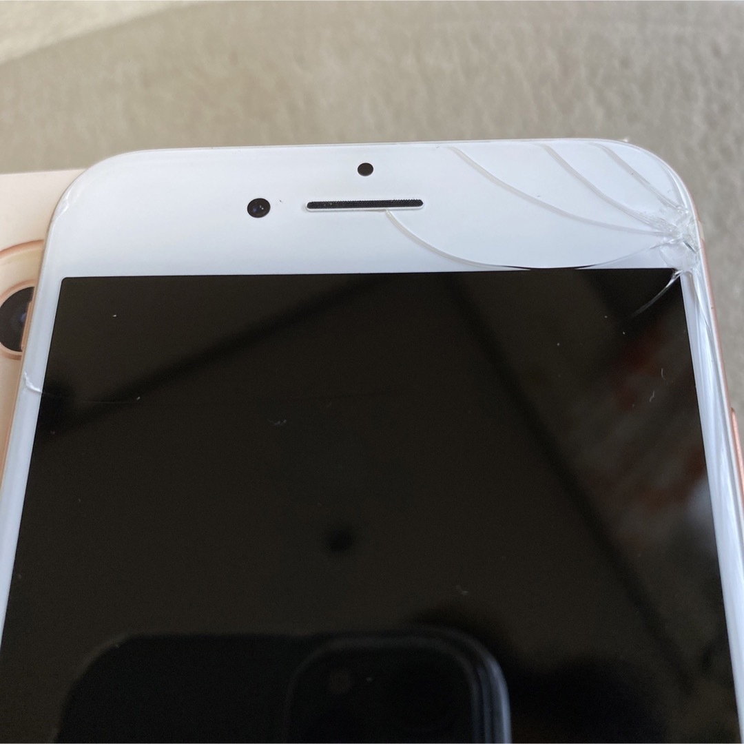 iPhone(アイフォーン)のiPhone8 ピンクゴールド　64GB SIMフリー スマホ/家電/カメラのスマートフォン/携帯電話(スマートフォン本体)の商品写真
