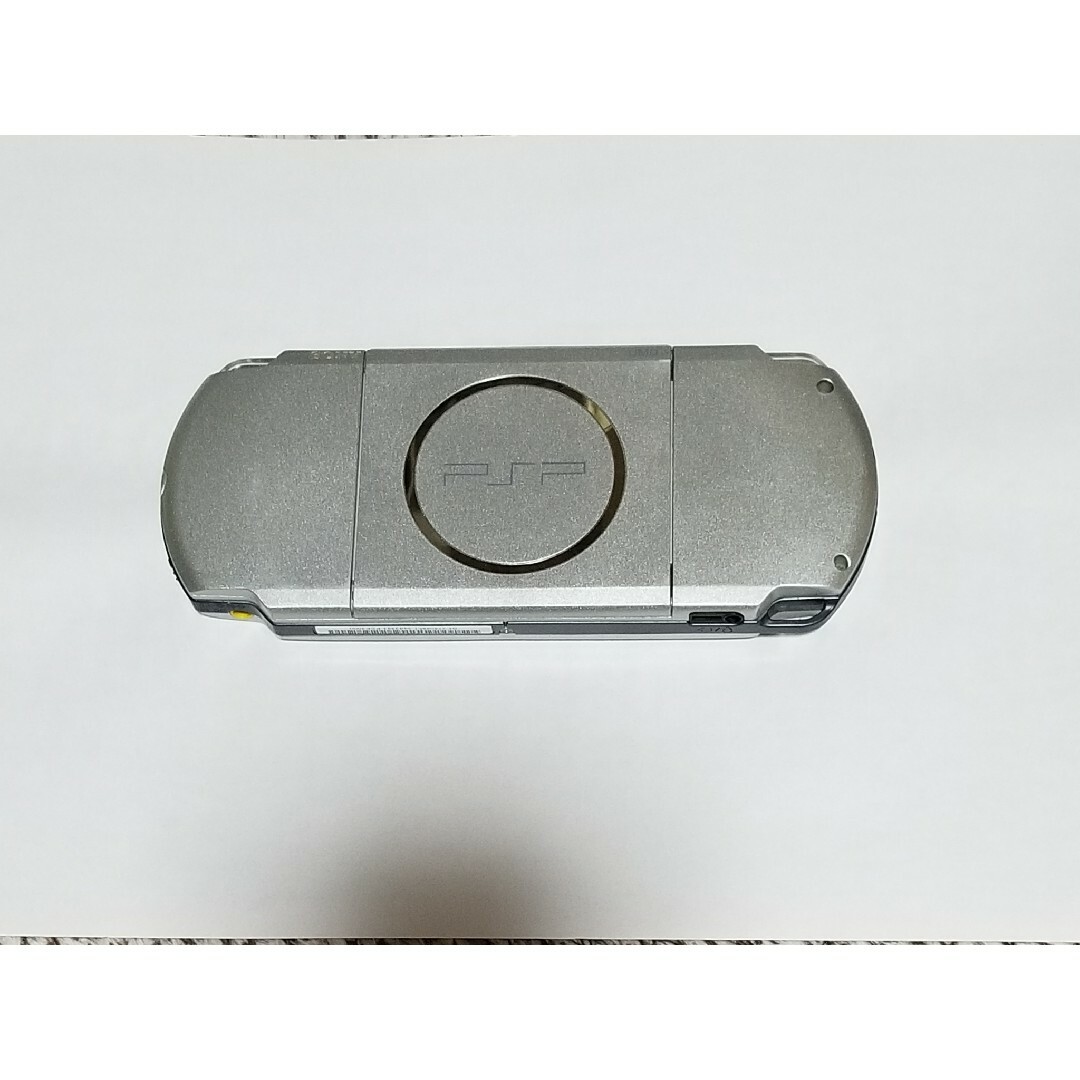 PlayStation Portable(プレイステーションポータブル)のSONY　PSP3000　シルバー　ゲーム&メモリーカード32GB付 エンタメ/ホビーのゲームソフト/ゲーム機本体(携帯用ゲーム機本体)の商品写真
