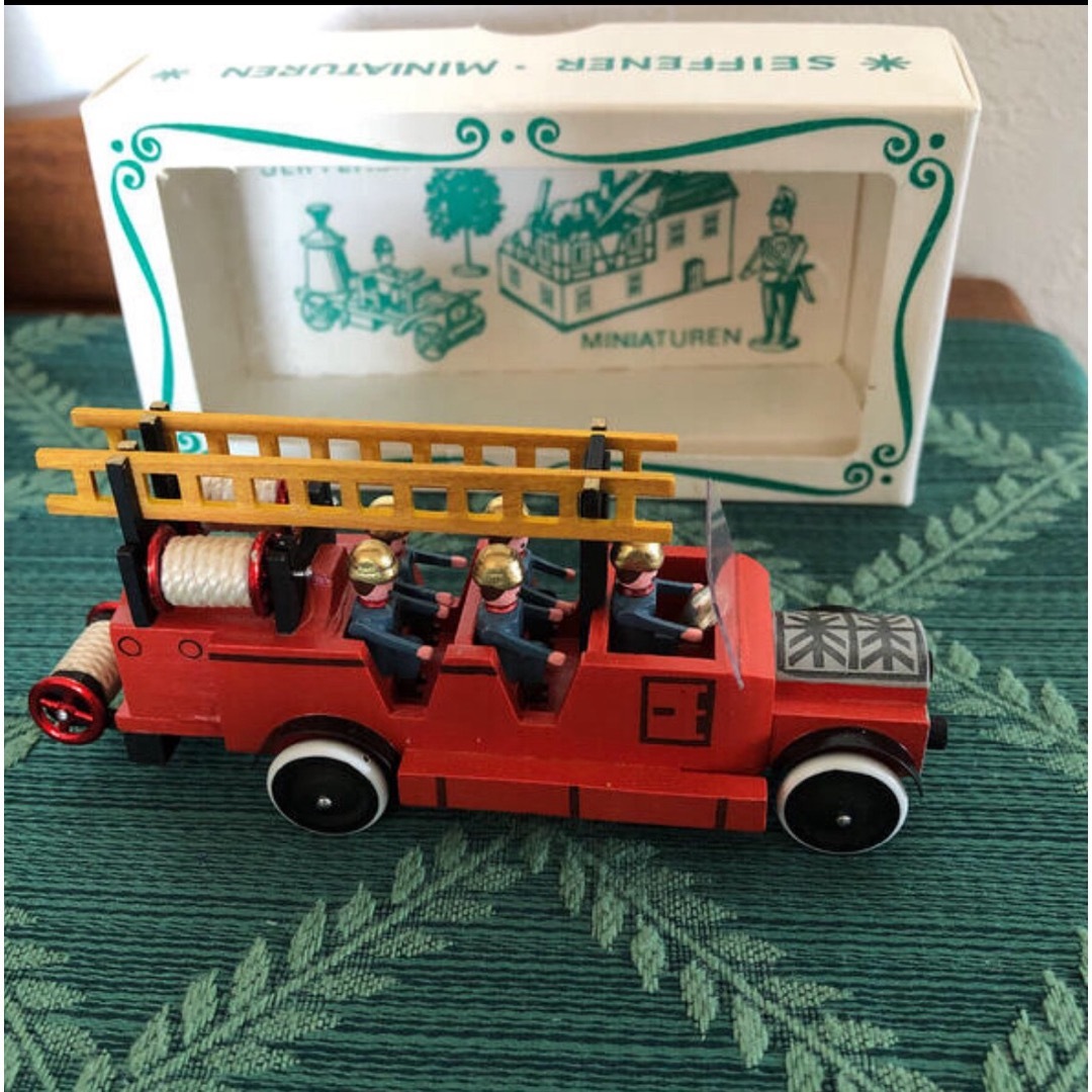 ドイツ　民芸品　消防車　ミニチュア エンタメ/ホビーのおもちゃ/ぬいぐるみ(ミニカー)の商品写真