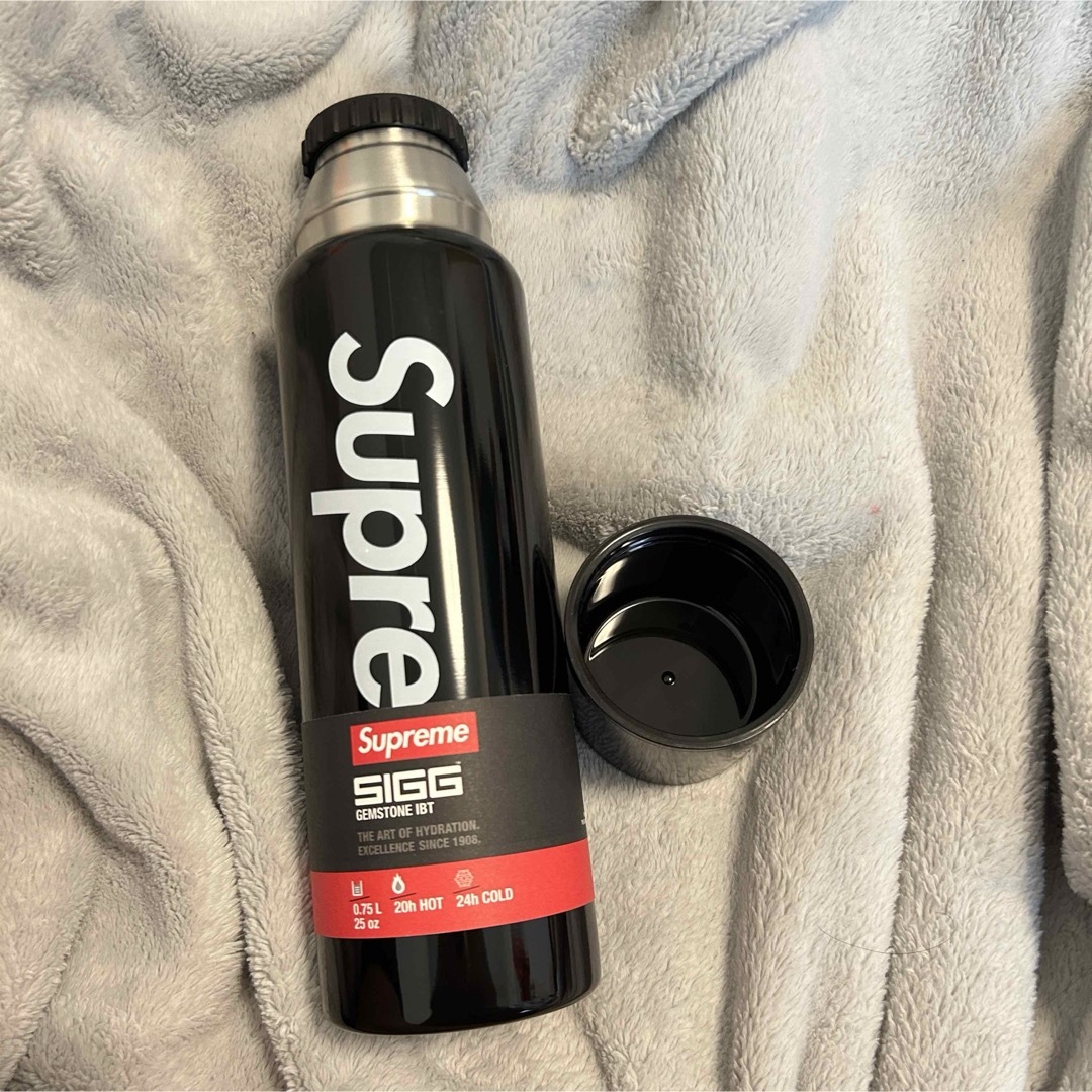 Supreme(シュプリーム)の売り切りセール中  Supreme®/SIGG™ 水筒0.75L Bottle インテリア/住まい/日用品のキッチン/食器(タンブラー)の商品写真