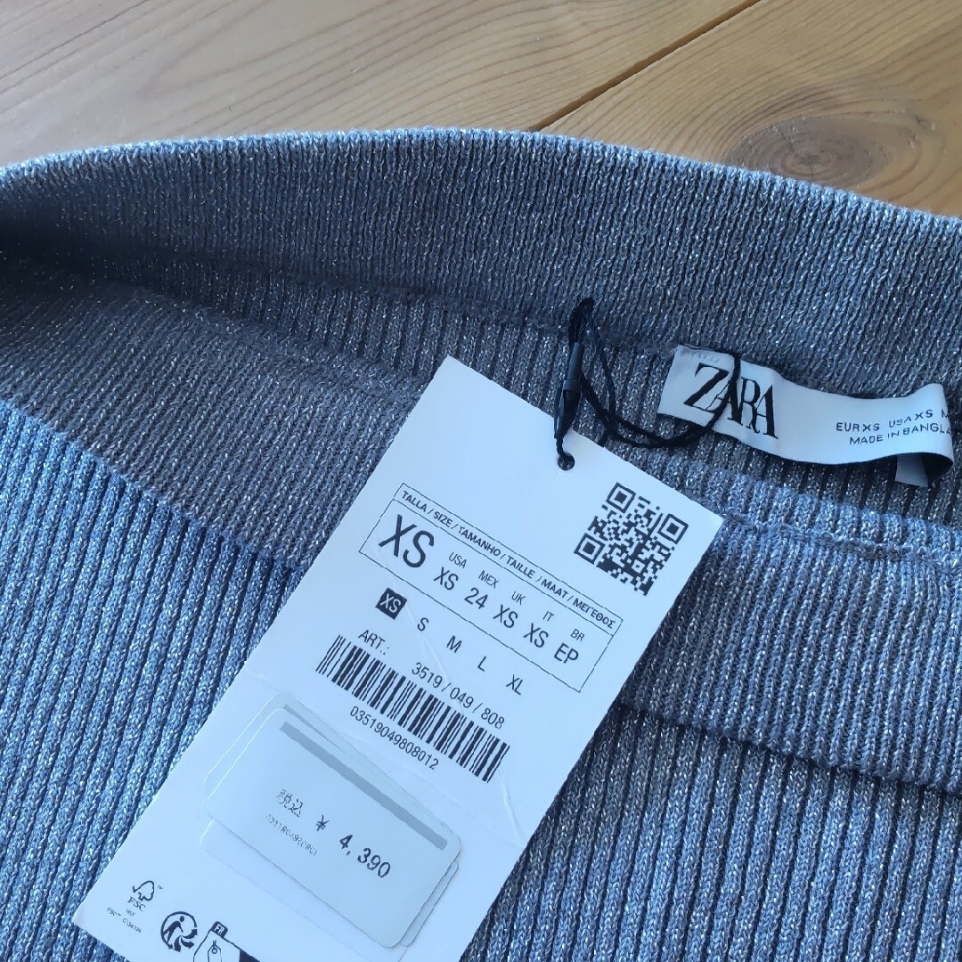 ZARA(ザラ)のタグ付き新品　ZARA ニットミディスカート メタリックシルバー レディースのスカート(ロングスカート)の商品写真